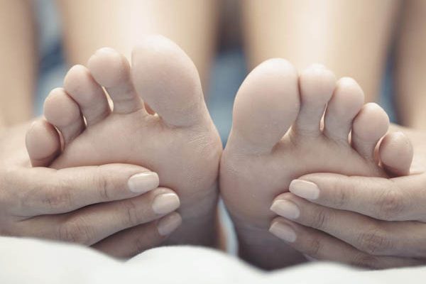 Bàn chân hay bị lạnh vào mùa đông? Nguyên nhân tại sao và cách khắc phục