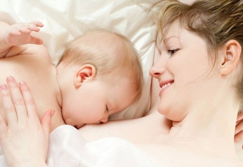 Sữa mẹ là nguồn thức ăn tốt nhất cho trẻ sơ sinh