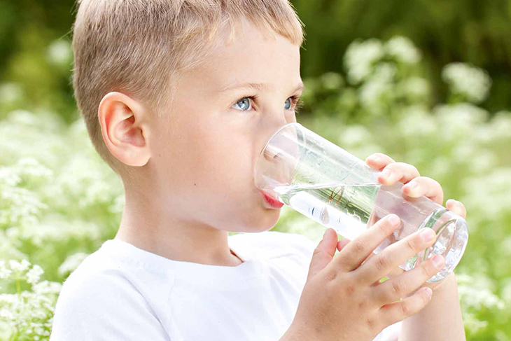Cho trẻ uống nhiều nước khi sốt