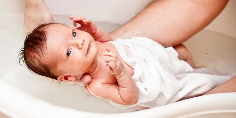 Hướng dẫn mẹ tắm cho trẻ sơ sinh đúng cách, đơn giản và dễ thực hiện