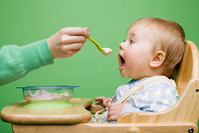 Không nên cho trẻ ăn 6 loại thực phẩm này sau khi uống thuốc