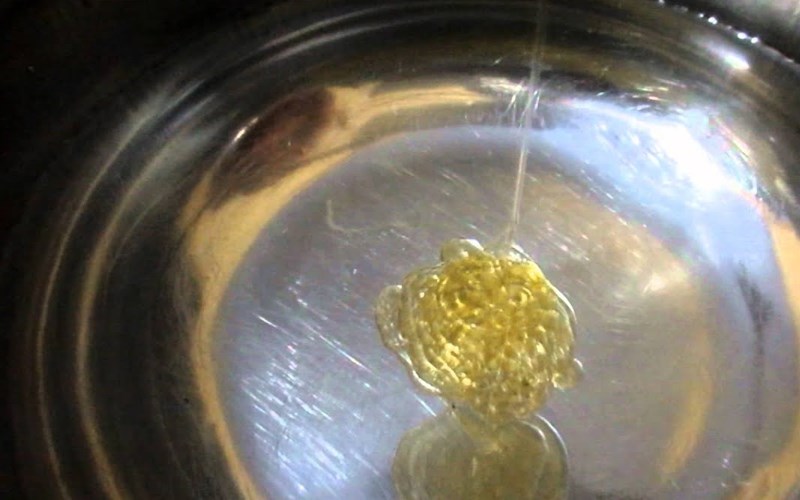 Cách 1: Nhỏ mật ong vào nước lọc
