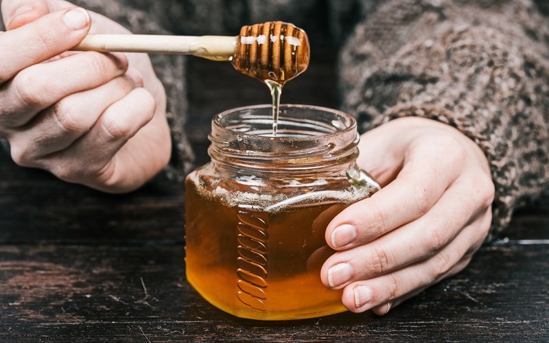 Không dùng đồ kim loại để đựng mật ong
