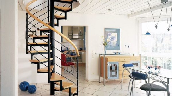 Cầu thang xoắn ốc giúp căn nhà vốn dĩ chật hẹp của bạn trở nên thông thoáng hơn rất nhiều