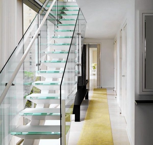 Cầu thang kính tạn dụng ánh sáng tự nhiên vừa mang lại sự sang trọng cho căn nhà vừa giúp tầm nhìn của bạn không bị bó hẹp