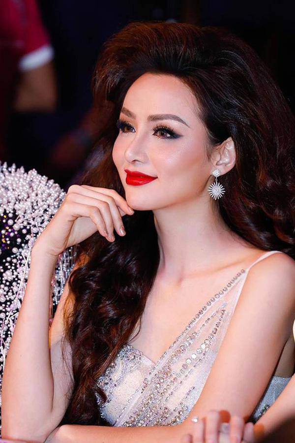 Diễm Hương đã đại diện cho Việt Nam dự thi Hoa hậu Hoàn vũ
