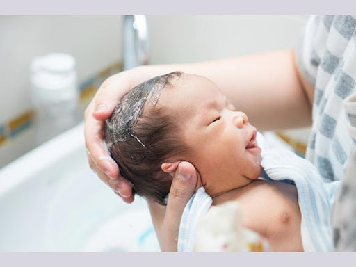 Tắm cho trẻ sơ sinh an toàn